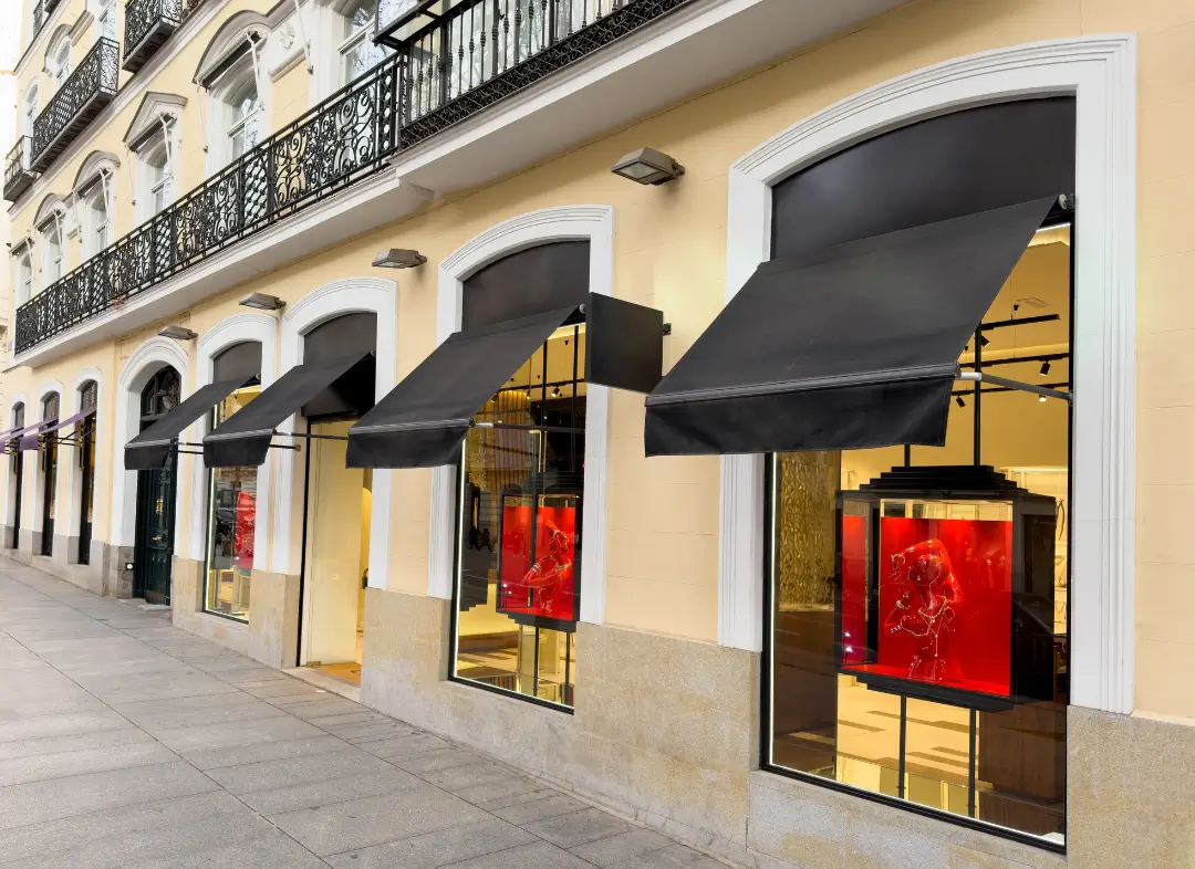 Façade vitrine de magasin en aluminium sur mesure à Saintes